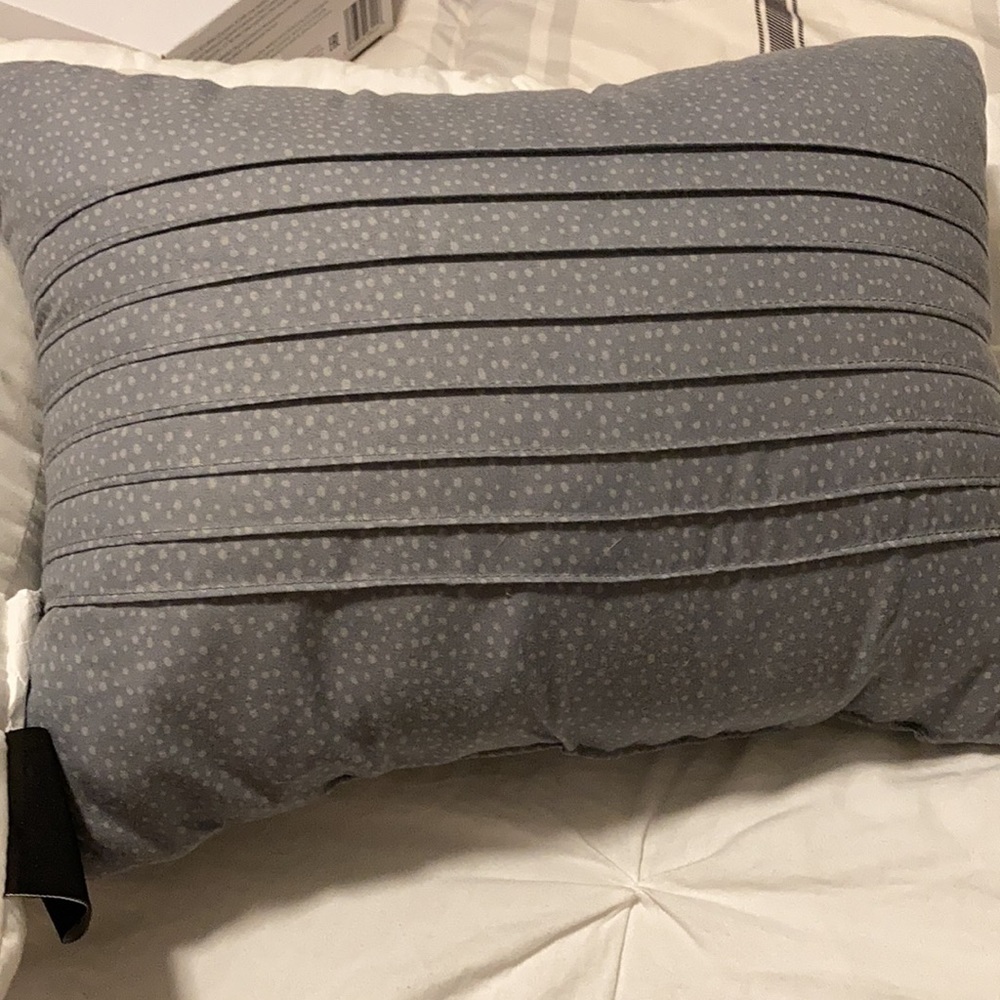 2 pillows - Picture 7 of 8